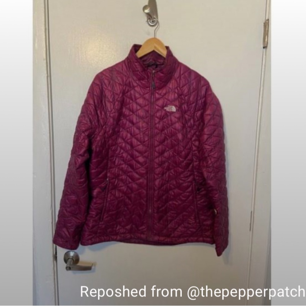 The North Face Women's Quilted Puffer Jacket in Magenta - Picture 9 of 10